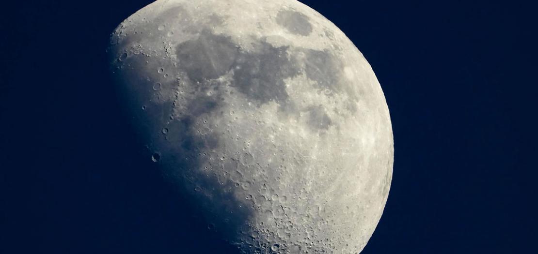 صورة فوتوغرافية للقمر التقطت من مدينة كان الفرنسية