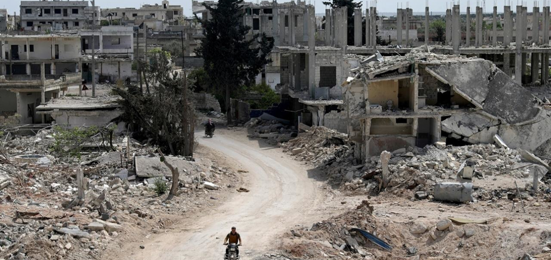 آثار الدمار الناجم عن القصف في بلدة النيرب، بمحافظة إدلب، شمال غرب سوريا، 17 نيسان 2020