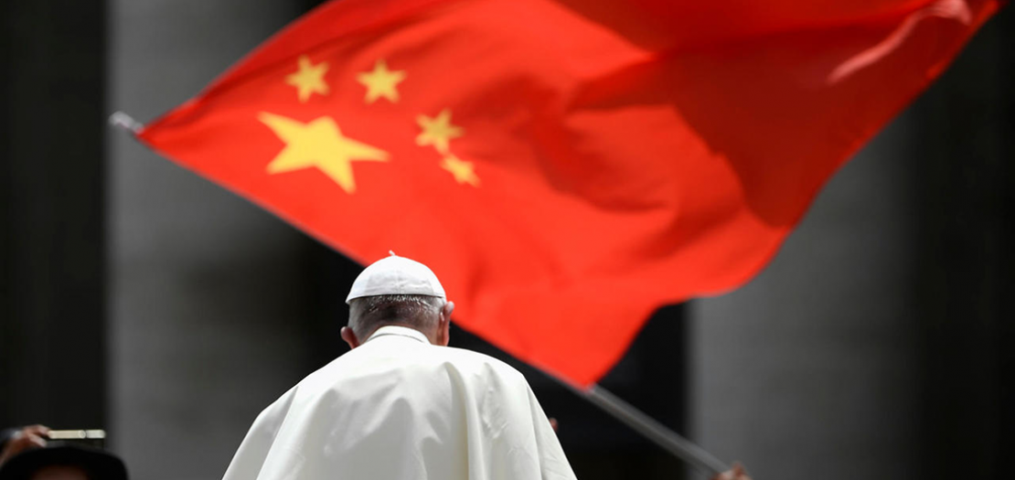شخص يلوّح بالعلم الصيني قرب البابا فرنسيس في 12 حزيران 2019 في ساحة القديس بطرس في الفاتيكان