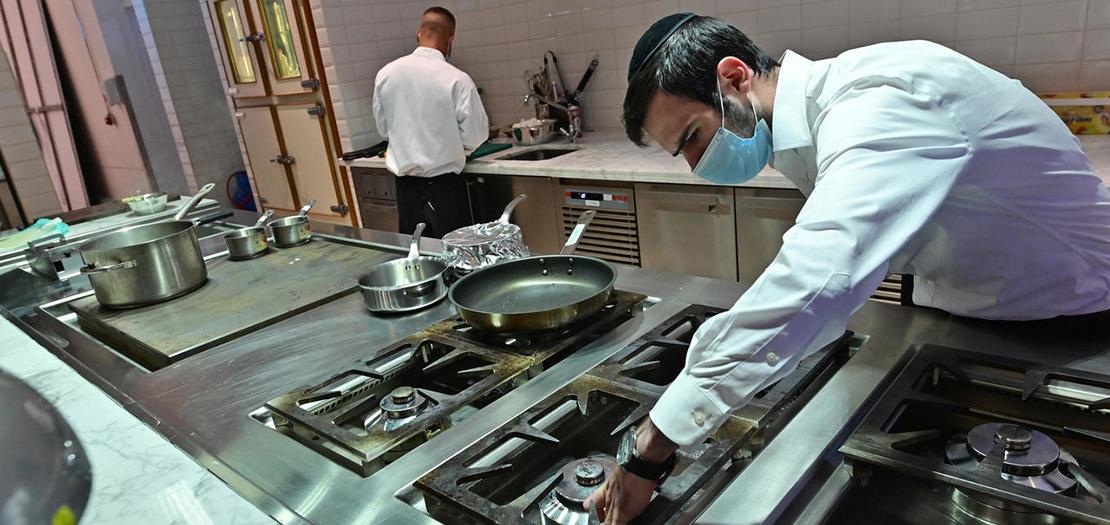 الحاخام ياكوف اينششتاين يشرف على إعداد الطعام في مطعم بدبي، 5 تشرين الأول 2020