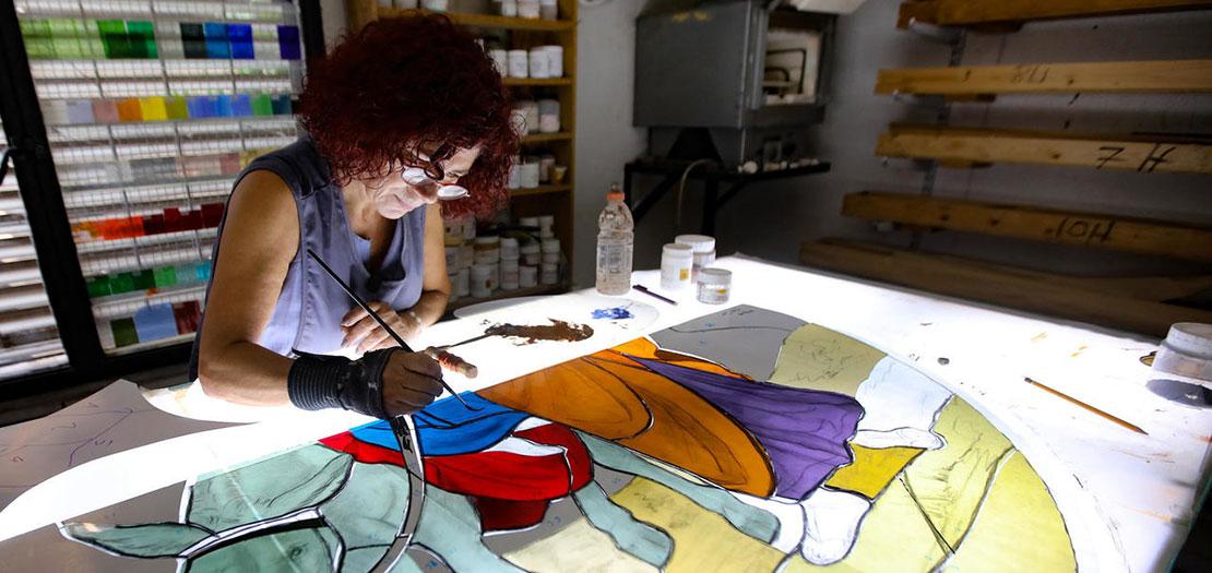 الفنانة اللبنانية مايا حسيني (60 عاما) تضع لمساتها الفنية على قطعة زجاج داخل مشغلها في ضواحي بيروت، 18 أيلول 2020
