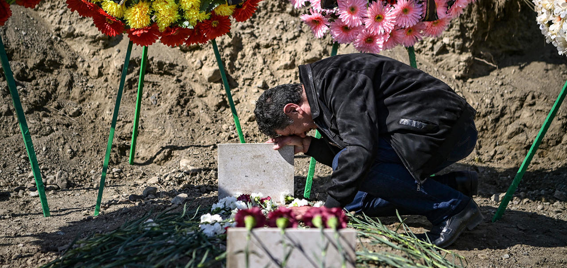 رجل يبكي فوق قبر مقاتل زميله في ستيباناكيرت خلال النزاع حول إقليم ناغورني قره باغ، 17 تشرين الأول 2020