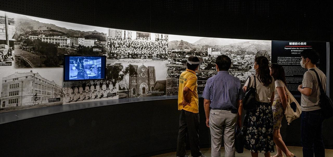أشخاص أثناء زيارة لمتحف القنبلة النووية في ناغازاكي، 8 آب 2020