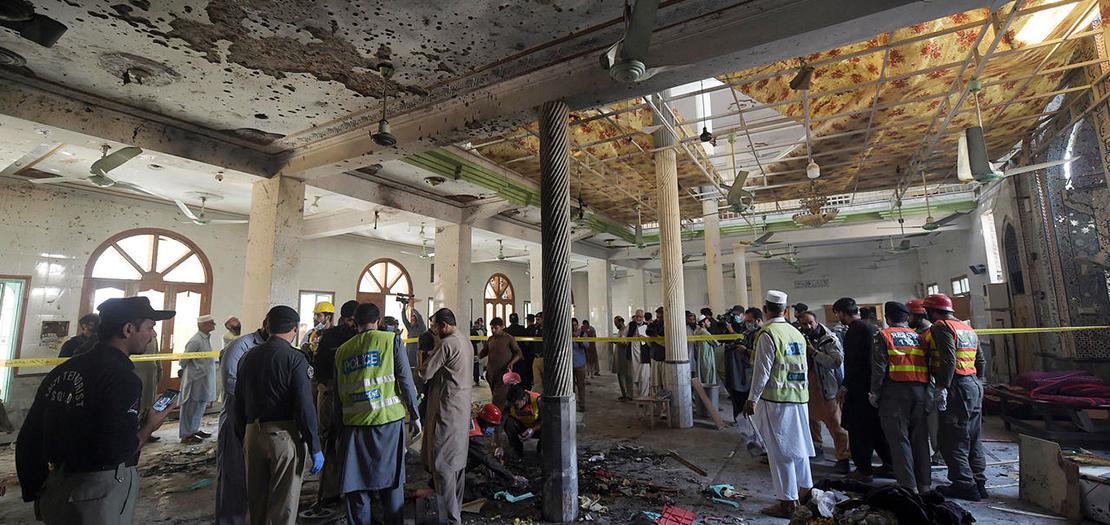 القوات الأمنية الباكستانية تكشف على موقع تفجير استهدف مدرسة قرآنية في بيشاور، 27 تشرين الأول 2020
