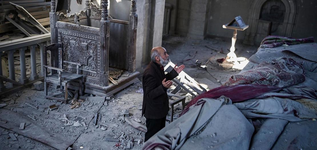 رجل ستيني يصلي داخل كاتدرائية متضررة من القصف في شوشة في أذربيجان، 13 تشرين الأول 2020