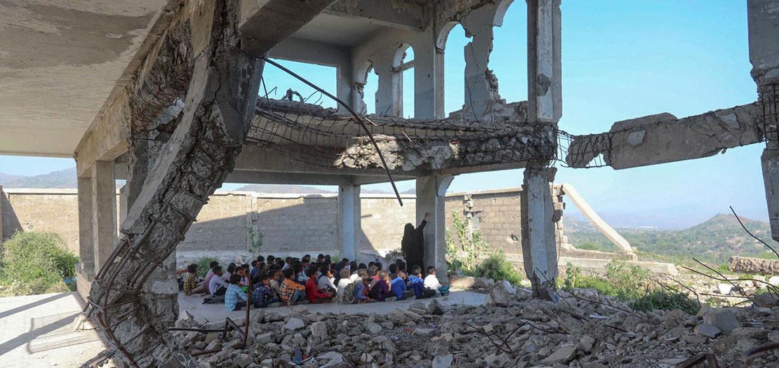 طلاب يمنيون بين أنقاض مدرستهم في تعز، 7 تشرين الأول 2020