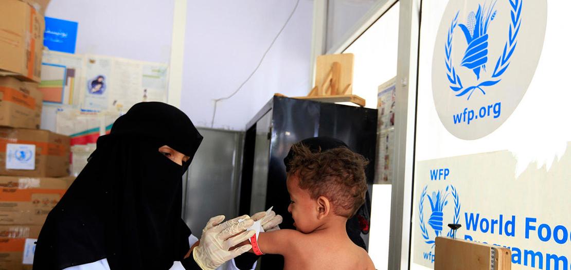 طفل يعاني من سوء التغذية يتلقى العلاج في مركز لبرنامج الأغذية العالمية، 22 حزيران 2019 في صنعاء باليمن