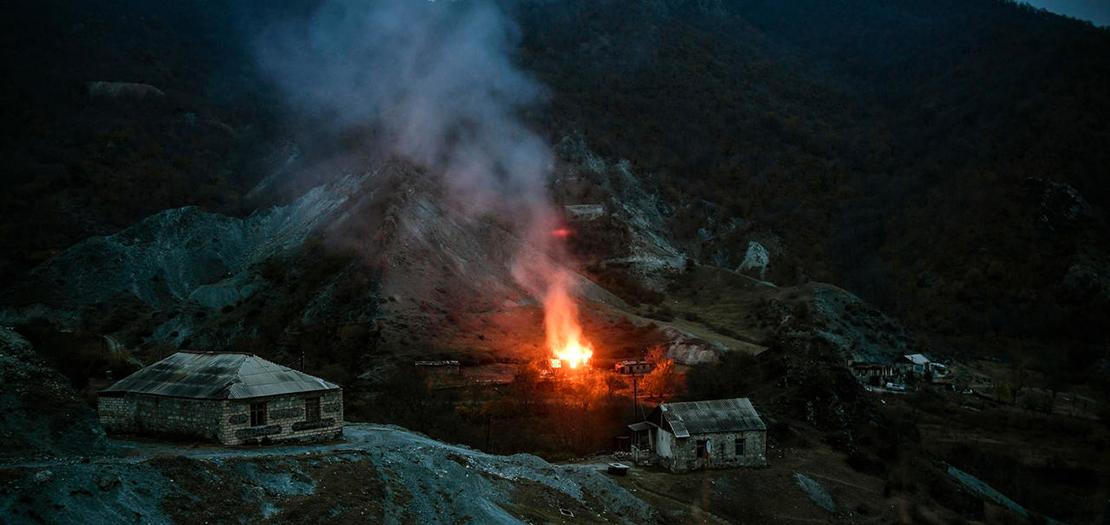 منزل يحترق قرب قرية مجاورة لكلبجار التي على القوات الارمينية الانسحاب منها، 14 تشرين الثاني 2020