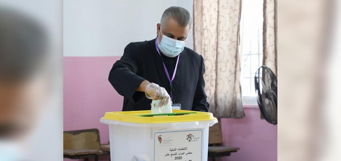 مدير المركز الكاثوليكي للدراسات والإعلام في الأردن يدلي بصوته خلال الانتخابات النيابيّة