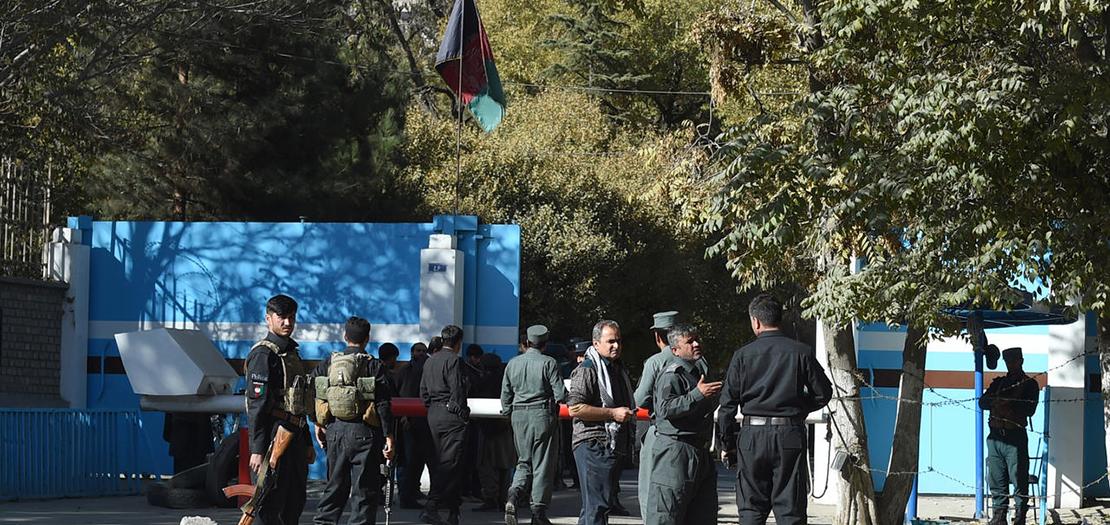 الشرطة الأفغانية تحرس مدخل جامعة كابول التي تعرضت لهجوم، 2 تشرين الثاني 2020