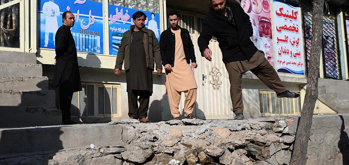 سكان يتفقدون موقعا في حي خير خانة بشمال غرب كابول بعد هجوم بالصواريخ، 21 تشرين الثاني 2020