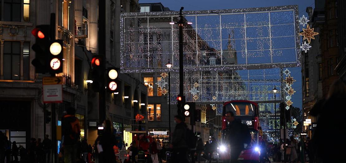 أضواء عيد الميلاد تضيء شارع أكسفورد ستريت الرئيسي للتسوق في وسط لندن، 2 تشرين الثاني 2020