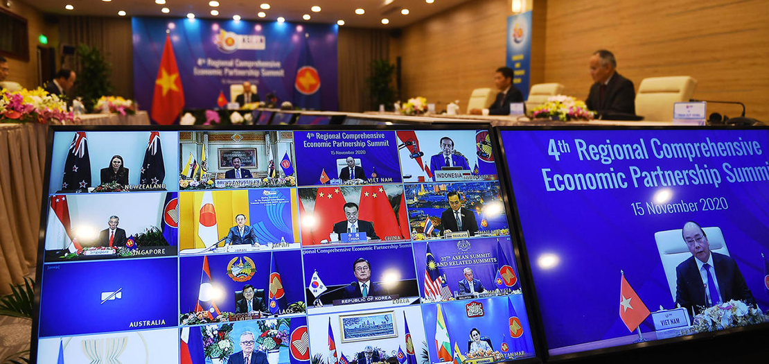 رئيس وزراء فيتنام نغوين شوان فوك على الشاشة (يمين) أثناء مخاطبته نظرائه هلال قمة آسيان التي تجري عبر الإنترنت في هانوي، 15 تشرين الثاني 2020