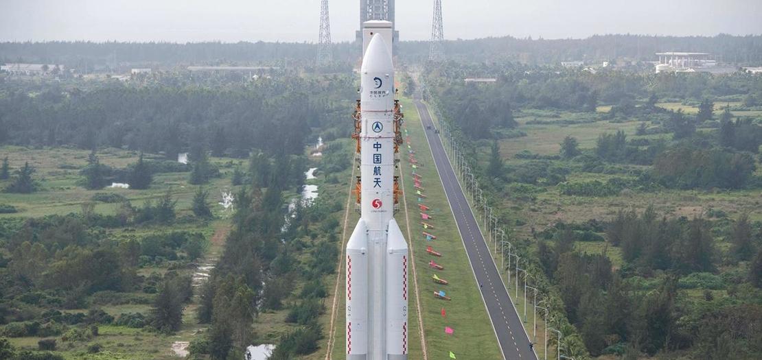 صاروخ لونغ-مارش 5 الذي سيطلق المسبار القمري تشانغي 5، خلال نقله إلى منصة الإطلاق في وينشانع في جزيرة هاينان، 17 تشرين الثاني 2020