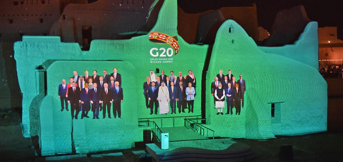 صورة لقادة مجموعة العشرين تعرض في المنطقة التاريخية في الدرعية بالرياض، 20 تشرين الثاني 2020