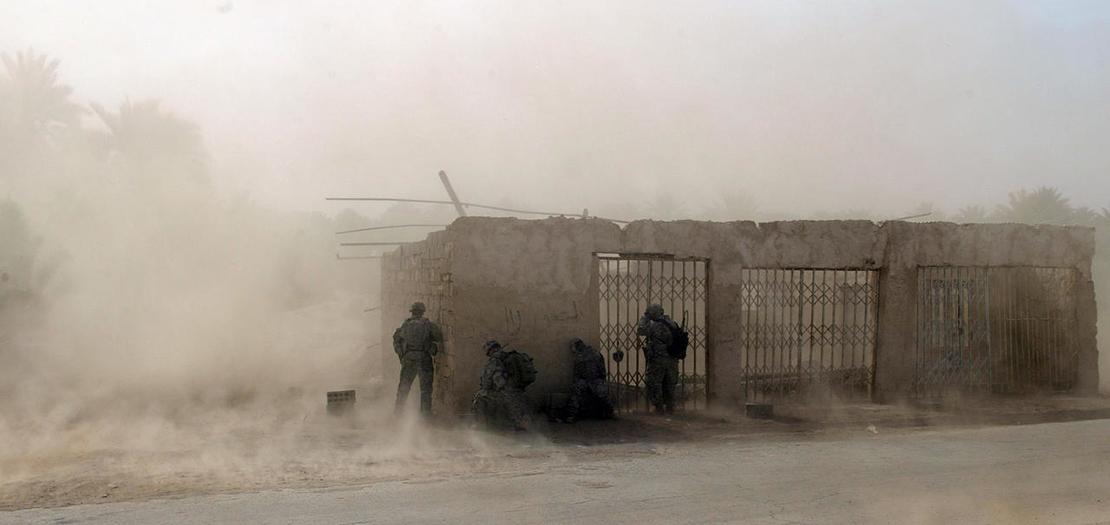 جنود أميركيون يحتمون خلال عملية إنزال في جنوب بغداد في 15 نيسان 2008