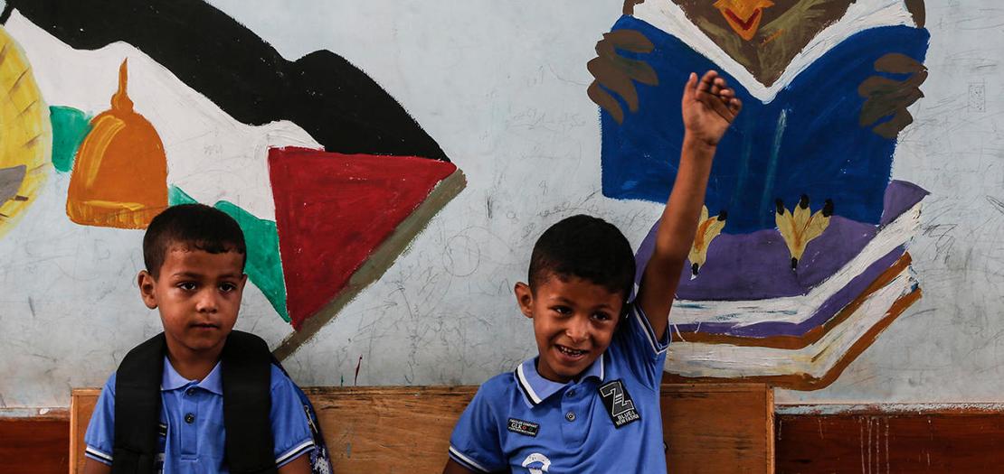 تلميذان فلسطينيان في مدرسة تديرها الأونروا في مخيم جباليا بشمال قطاع غزة، 8 آب 2020