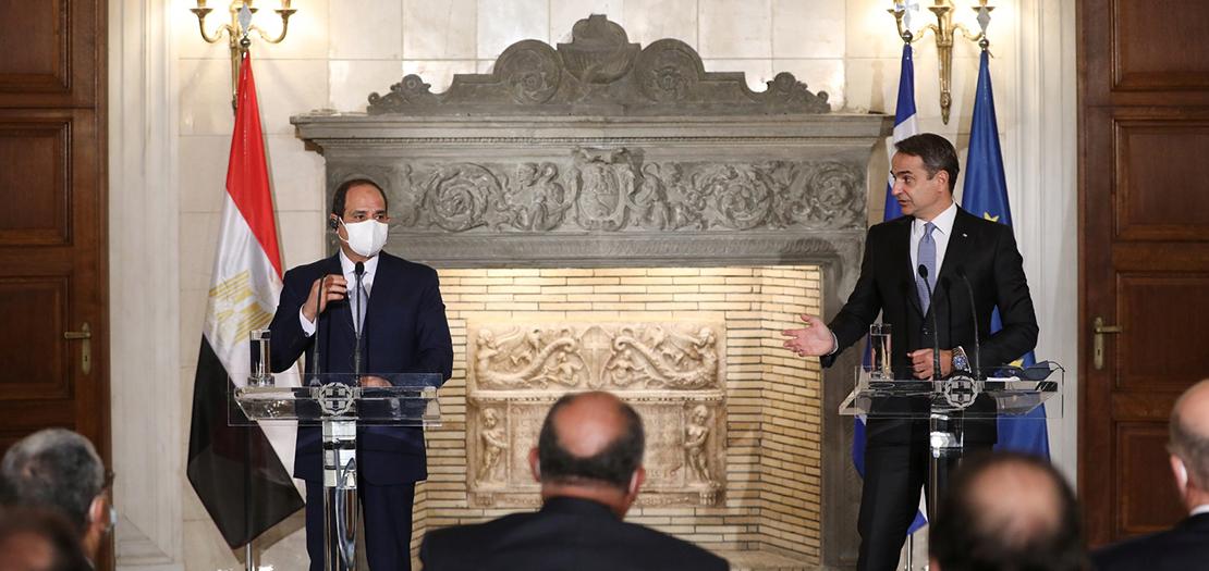 رئيس الوزراء اليوناني كيرياكوس ميتسوتاكيس مع الرئيس المصري عبد الفتاح السيسي خلال مؤتمر صحافي في قصر ماكسيموس بأثينا، 11 تشرين الثاني 2020