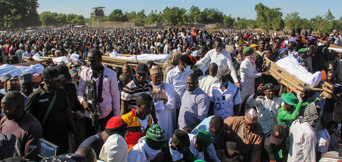 مشيعون يحضرون جنازة 43 من المزارعين في زبرماري، قرب مايدوغوري في نيجيريا، 29 تشرين الثاني 2020