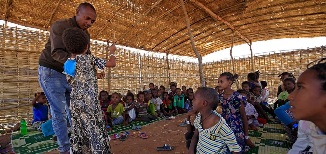أطفال إثيوبيون يتابعون دروسًا في صفوف نظمها المجلس النروجي للاجئين في ام رقوبة في السودان، 28 تشرين الثاني 2020