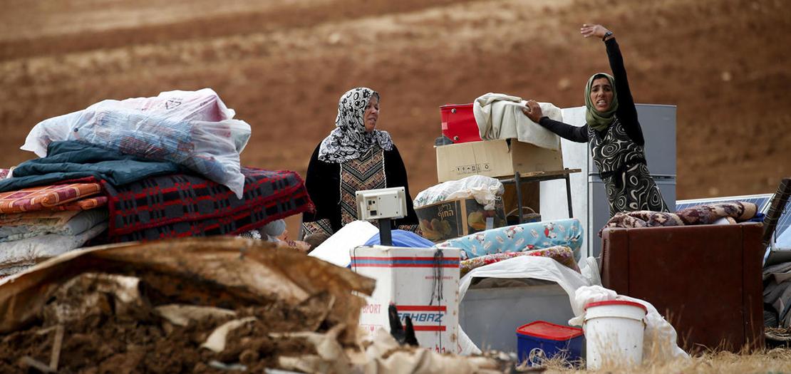 بدو فلسطينيون بجانب ممتلكاتهم بعد أن هدم جنود الاحتلال خيامهم في منطقة شرقي قرية طوباس في الضفة الغربية المحتلة، 3 تشرين الثاني 2020