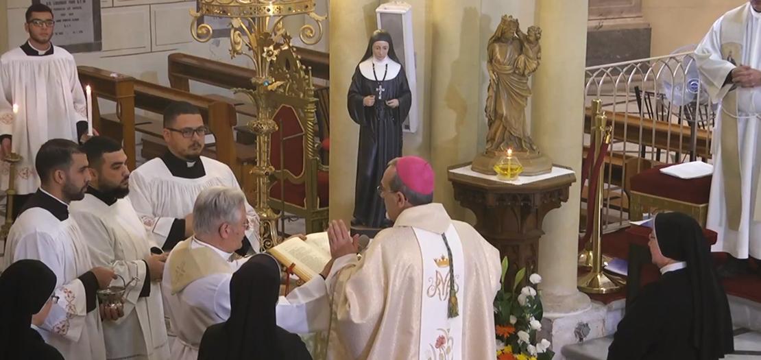 البطريرك بيتسابالا يبارك تمثال القديسة ألفونسين المقدّم من رهبنة الوردية المقدسة لكوكاتدرائية البطريركيّة اللاتينيّة