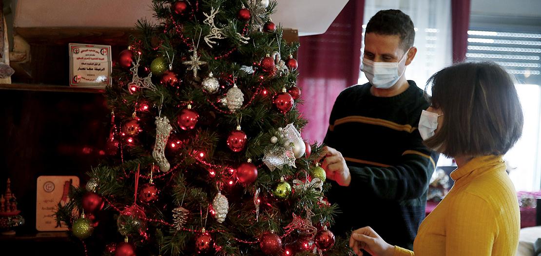 الأسير المحرر رامي فضايل، يشارك اسرته الاستعداد لإعياد الميلاد المجيدة في رام الله، بعد الأفراج عنه من سجون الاحتلال