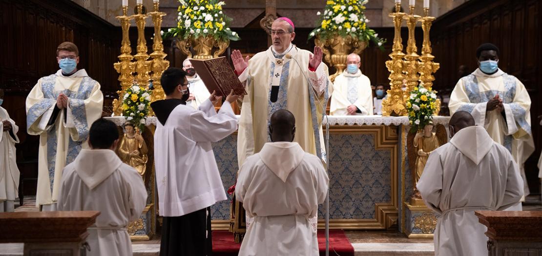 البطريرك بيتسابالا مترئسًا القداس والخدمة الشماسيّة (تصوير: نديم عصفور / حراسة الأراضي المقدسة)