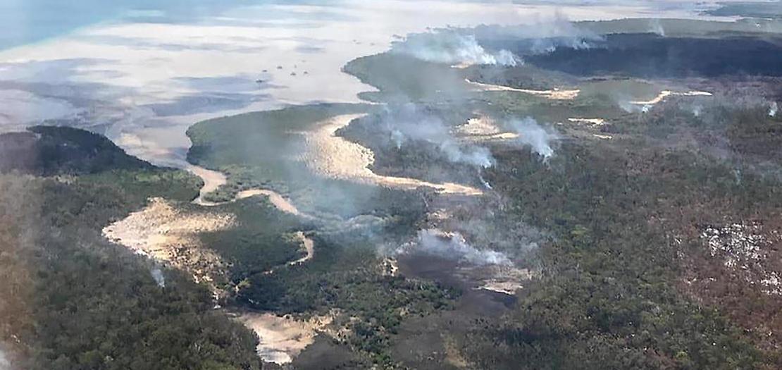 مشهد من الجو لحرائق غابات في جزيرة فريزر قبالة الساحل الشرقي لاستراليا، 29 تشرين الثاني 2020
