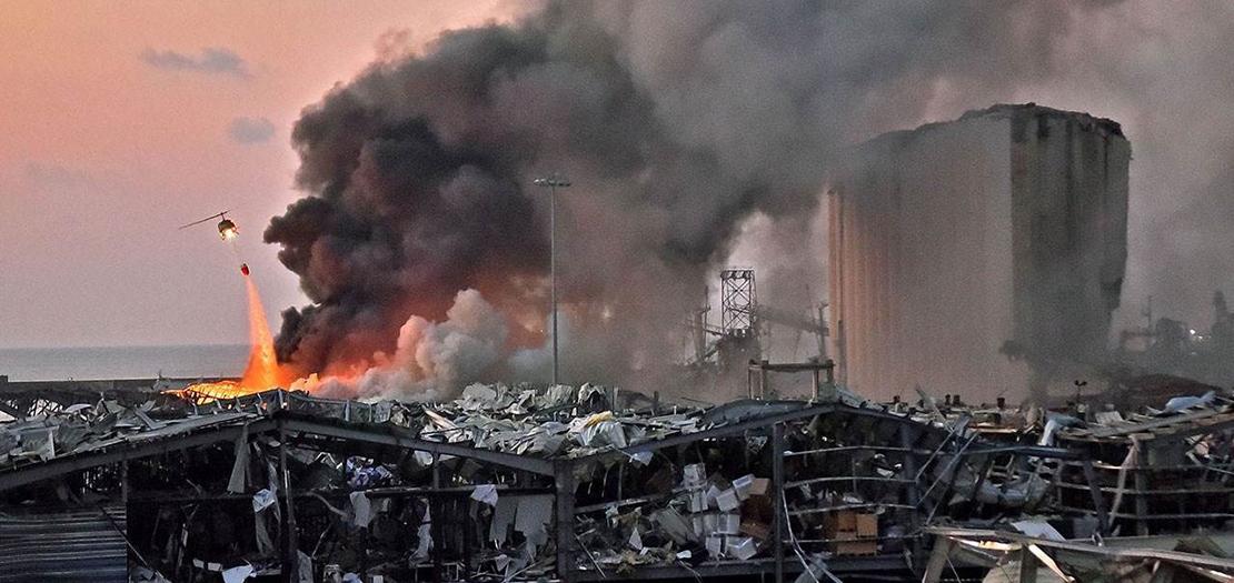 مروحية تساهم في إخماد النيران بعد الانفجار في مرفأ بيروت، 4 آب 2020