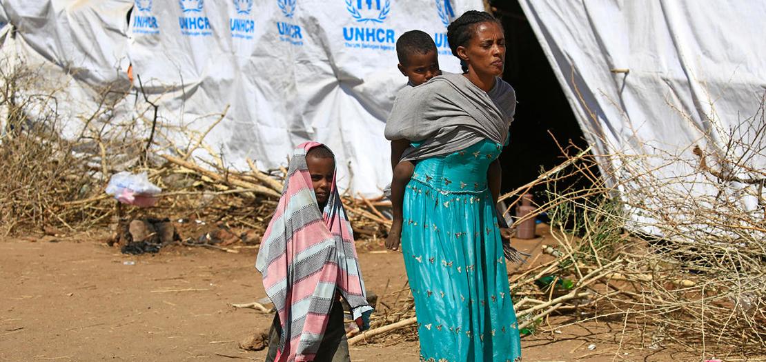 لاجئة إثيوبية مع طفليها في مخيم أم راكوبة في السودان، 28 تشرين الثاني 2020