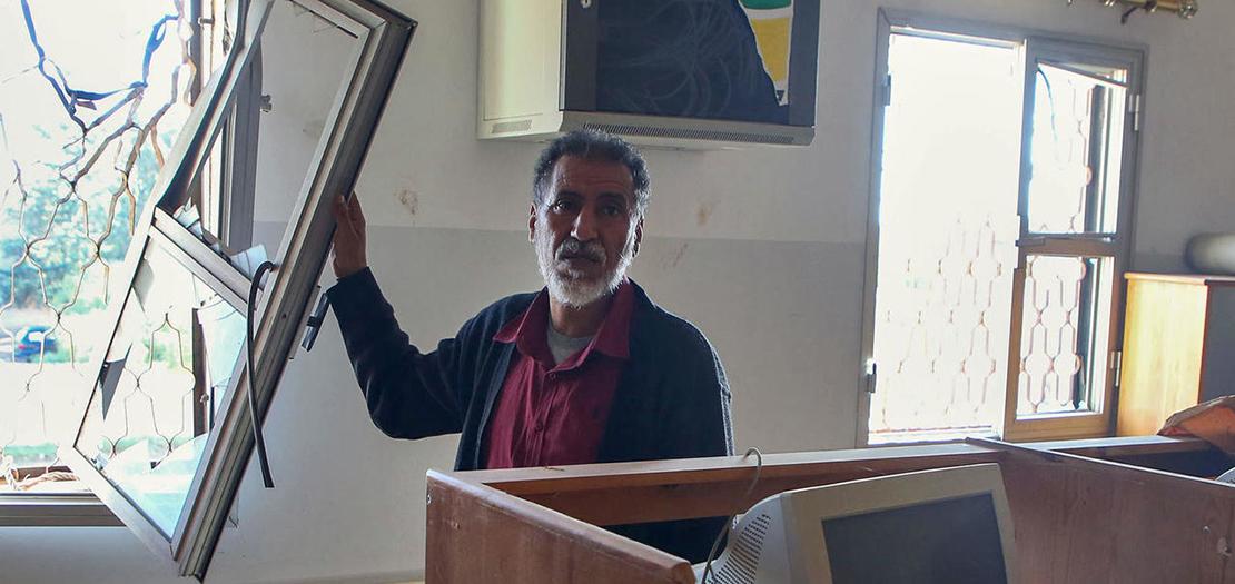 أحد المتطوعين العاملين على إعادة تأهيل مدرسة في طرابلس، 19 تشرين الثاني 2020