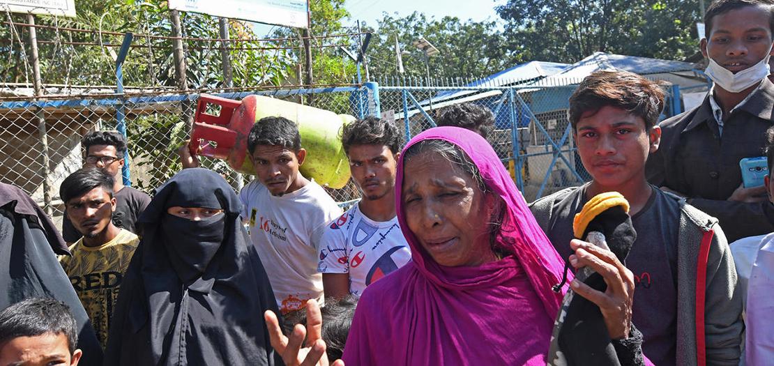 لاجئون روهينغا خارج مخيم عبور في أوخيا في بنغلادش قبل نقلهم إلى جزيرة باسان شار، 3 كانون الأول 2020