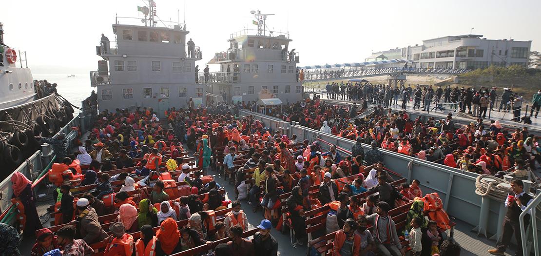 سفن تابعة لبحرية بنغلادش تنقل أكبر مجموعة من الروهينغا إلى جزيرة معزولة