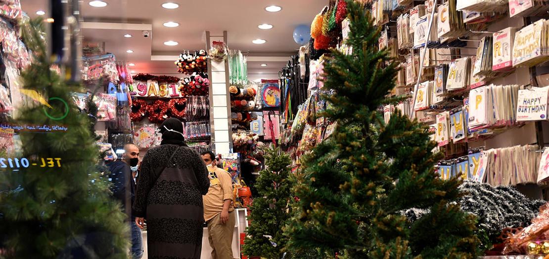 أشجار وزينة عيد الميلاد للبيع في متجر للهدايا في العاصمة السعودية الرياض، 7 كانون الاول 2020