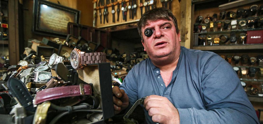 الساعاتي يوسف عبد الكريم في متجره بشارع الرشيد في بغداد، 9 كانون الأول 2020