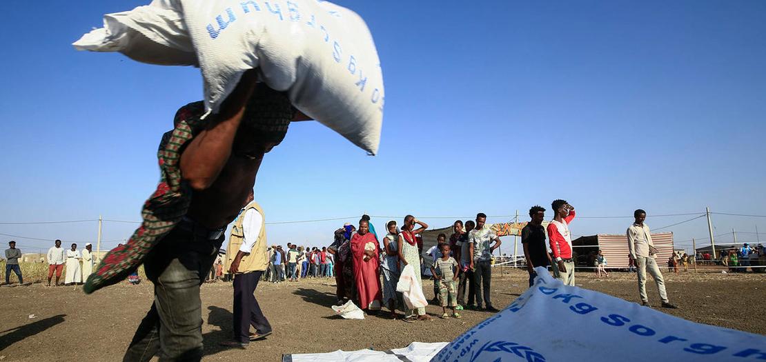  لاجئون إثيوبيون فروا من إقليم تيغراي ينتظرون مساعدات من برنامج الغذاء العالمي في مخيم في ولاية القضارف بشرق السودان، 20 تشرين الثاني 2020