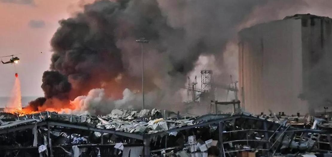 مروحية تساهم في إخماد النيران بعد الانفجار في مرفأ بيروت في 4 آب 2020