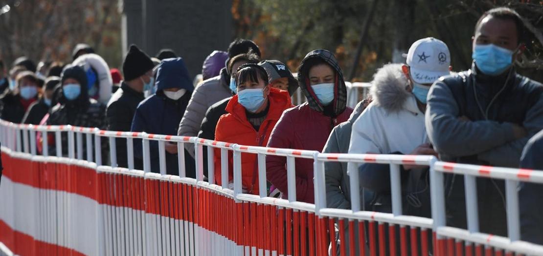 صف انتظار طويل للخضوع لفحوص من أجل كشف الإصابات بفيروس كورونا المستجد في بكين، 11 كانون الثاني 2021