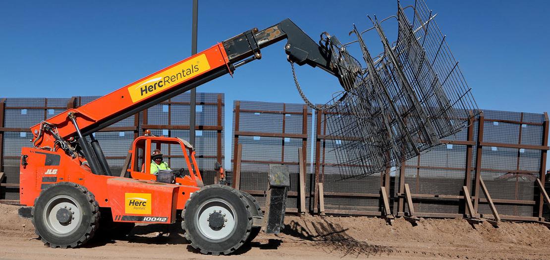 عمال يبنون "جدار ترامب" في بويرتو بالوماس في المكسيك على الحدود مع الولايات المتحدة، 30 تشرين الثاني 2020