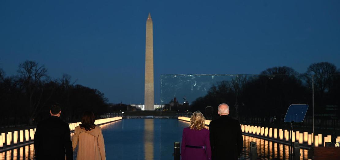 الرئيس الأمريكي المنتخب جو بايدن (يمين) وزوجته جيل وعن يسارهما نائبة الرئيس المنتخب كمالا هاريس وزوجها دوغ إيمهوف خلال إحيائهم ذكرى ضحايا كوفيد-19 في نصب لينكولن في واشنطن