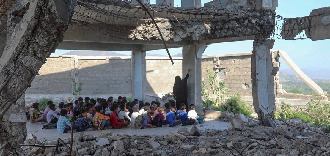 تلاميذ يمنيون بين أنقاض مدرستهم في تعز، 7 تشرين الأول 2020