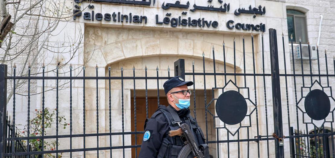 عنصر في قوات الامن الفلسطينية امام مقر المجلس التشريعي الفلسطيني في رام الله بالضفة الغربية المحتلة، 16 كانون الثاني 2021