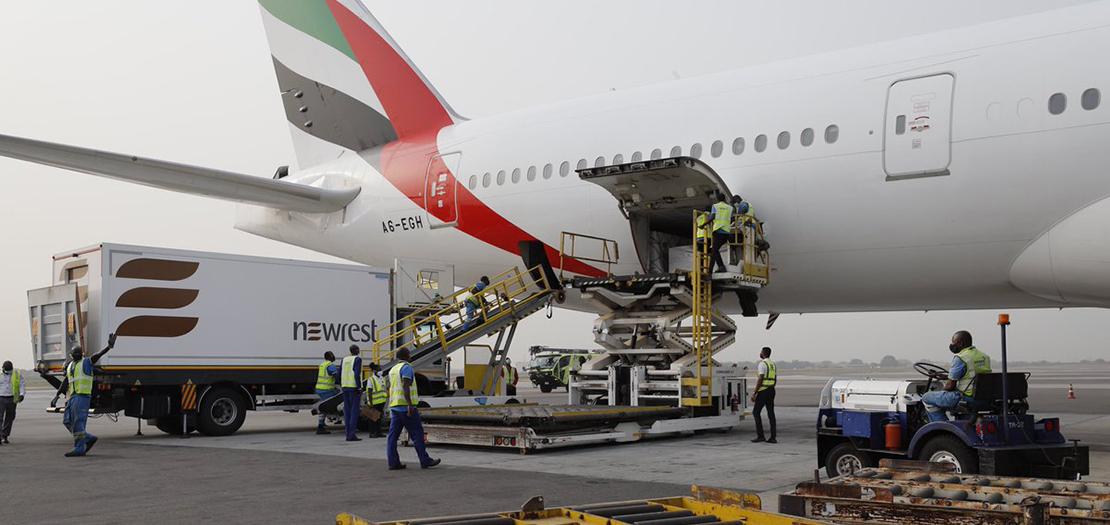 وصول شحنة من لقاحات كوفيد-19 عبر آلية كوفاكس على متن رحلة لطيران الإمارات، إلى مطار كوتوكا الدولي في غانا، 24 شباط 2021