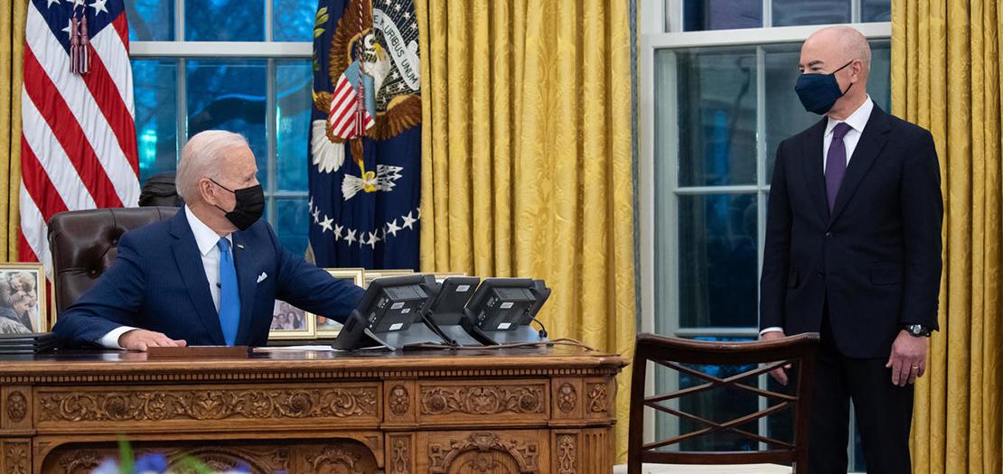 الرئيس الأميركي جو بايدن ووزير الأمن الداخلي اليخندرو مايوركاس في البيت الأبيض، 2 شباط 2021