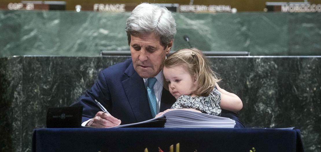 المبعوث الأميركي الخاص لشؤون المناخ، جون كيري، يوقع اتفاق باريس في عام 2016، ومعه حفيدته