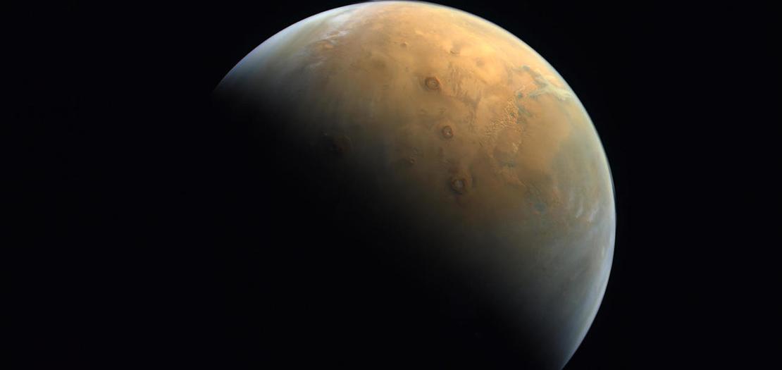 صورة وفرتها وكالة الفضاء الاماراتية في 14 شباط تظهر الصورة الأولى لكوكب المريخ التقطها مسبار الأمل بعد دخوله مدار الكوكب الأحمر