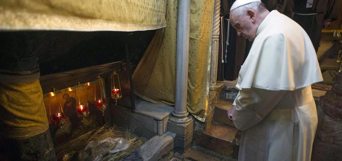 البابا فرنسيس يصلي في مغارة الميلاد، أسفل كنيسة المهد ببيت لحم، خلال زيارته الرسولية إلى الأرض المقدسة، أيار 2014
