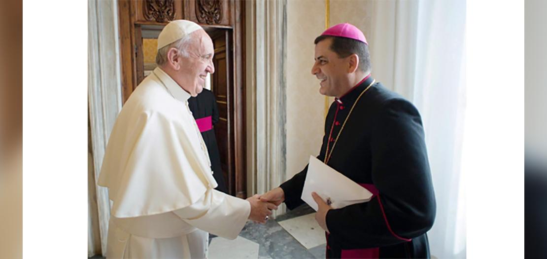 البابا فرنسيس مصافحًا المطران باسيليوس يلدو، المعاون البطريركي للكلدان