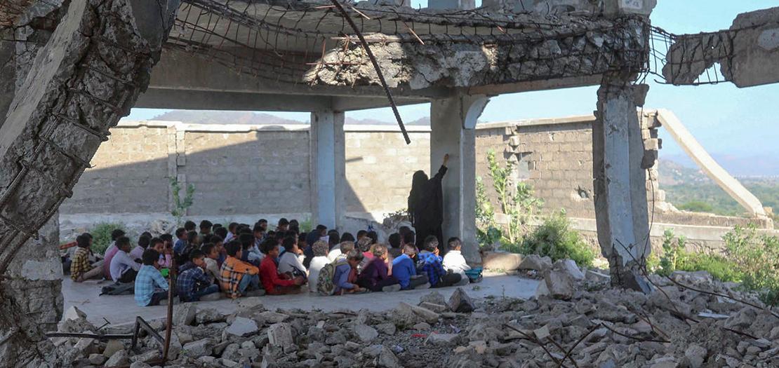 تلاميذ يمنيون بين أنقاض مدرستهم في تعز في 7 تشرين الأول 2020